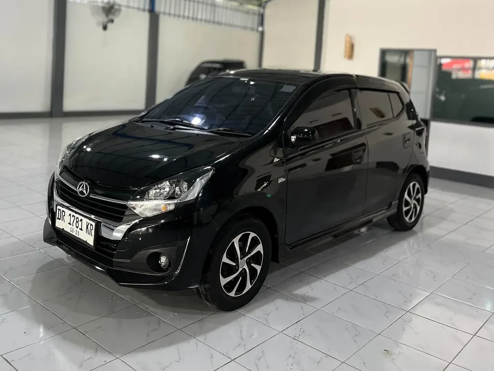 Tampak depan city car hitam di showroom HKCM