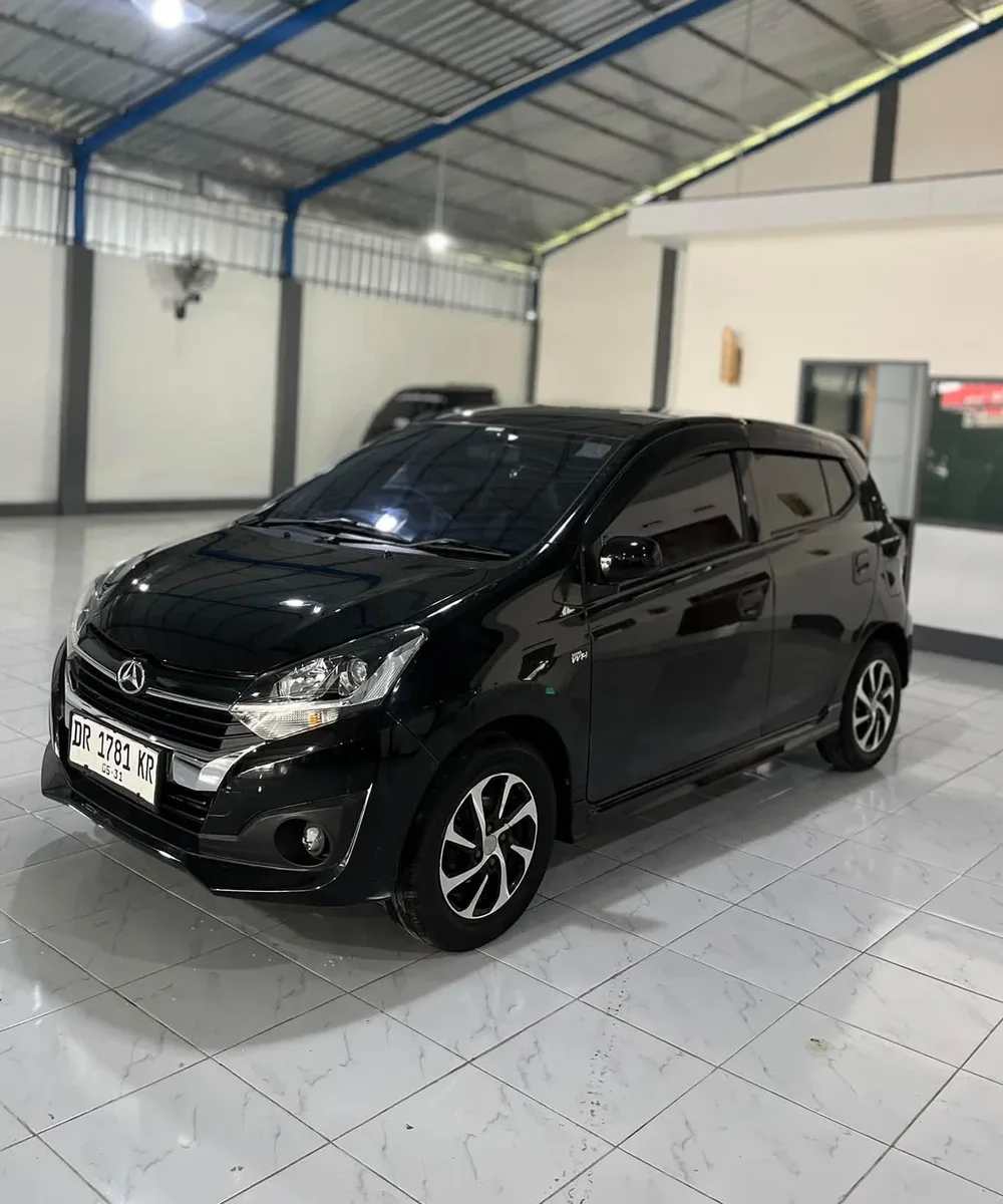 Mobil hitam di dalam showroom Haikal Kinan Cahaya Motor
