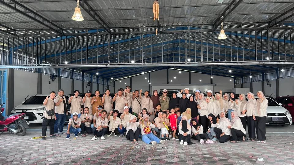 Kebersamaan tim dan keluarga di showroom HKCM, Gerung